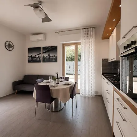 Marisa Ingresso Indipendente Con Corte E Garage Apartman *